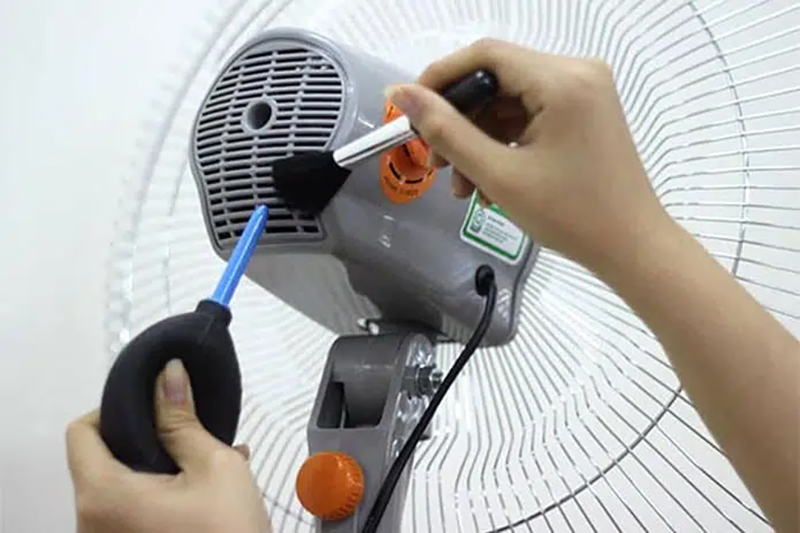 Dây quạt điện bị đứt do tác động từ bên ngoài.