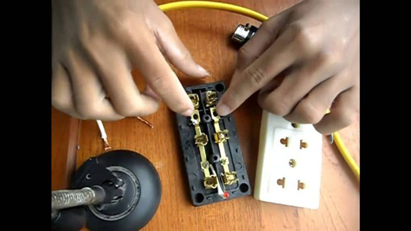 Nối dây điện vào công tắc